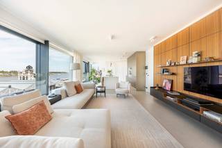 Iconisch hoekgebouw aan de Antwerpse Scheldekaaien. Zwart geslepen architectonisch beton met rigide frame en gevelbreedte van 21m.Een uitzonderlijk...