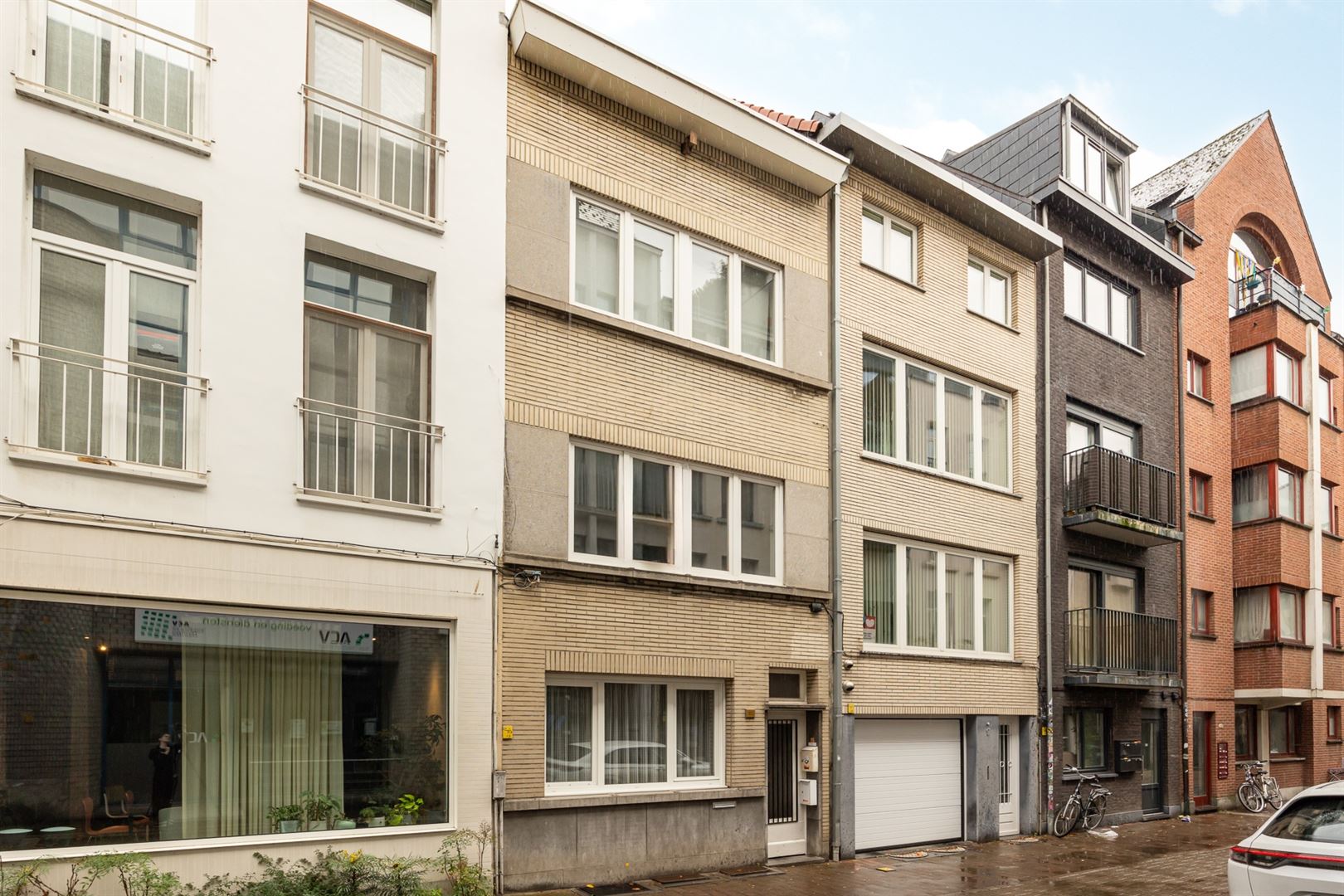 Gelijkvloers appartement met koer in hartje Stad - foto 1