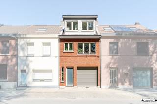 <p><span>Ruime en instapklare gezinswoning met 4 slaapkamers, garage en tuin</span></p><p><span>Op zoek naar een ruime en instapklare gezinswoning op een groene en rustige locatie? Deze perfect onderhouden woning in Ekeren combineert ruimte, comfort en een praktische indeling met een uitstekende ligging met zicht op het Veltwijckpark, vlakbij natuurgebied Oude Landen. De woning werd grondig gerenoveerd in 2010 en beschikt over maar liefst vier slaapkamers, twee badkamers, een ruime garage en een tuin.</span></p><h3><span>Indeling</span></h3><p><span>Gelijkvloers</span></p><p><span>Via de inkomhal op het gelijkvloers betreedt u de woning. De ruime inkomhal geeft toegang tot garage, die plaats biedt aan een wagen en bijkomende bergruimte. Verder bevindt zich hier een praktische berging met aansluitingen voor wasmachine en droogkast, evenals de technische ruimte.</span></p><p><span>Achteraan bevindt zich een zeer ruime slaapkamer met zicht op en rechtstreekse toegang tot de tuin via een schuifraam. De slaapkamer beschikt bovendien over een dressing, een ensuite badkamer en een apart toilet. Vanuit de inkomhal is er eveneens toegang tot de kelder.</span></p><p><span>Eerste verdieping</span></p><p><span>De eerste verdieping omvat een lichtrijke gezellige leefruimte met een moderne, open keuken (Kvik). De keuken is volledig uitgerust met Siemens-toestellen, waaronder een microgolfoven, oven en ingebouwd koffiezetapparaat. Verder beschikt de keuken over een vaatwasser, 5-pitsgasvuur, dampkap van Novy en ontzettend veel kastruimte.</span></p><p><span>Aansluitend bevindt zich de lichtrijke eetplaats met zicht op de tuin en het terras. Via de buitentrap heb je vanop het terras rechtstreeks toegang tot de tuin.</span></p><p><span>Verder beschikt deze verdieping over een ruime badkamer met inloopdouche en dubbele lavabo, evenals een tweede, apart gastentoilet.</span></p><p><span>Tweede verdieping</span></p><p><span>Op de tweede verdieping bevinden zich drie slaapkamers. Eén van de slaapkamers beschikt over een ensuite dressing.</span></p><p><span>Tuin</span></p><p><span>De tuin is zowel bereikbaar vanuit de slaapkamer op het gelijkvloers als via de trap vanaf het terras op de eerste verdieping. Een deel van de tuin is overdekt, waardoor je hier in elk seizoen heerlijk kan vertoeven.</span></p><p><span>Achteraan bevindt zich bovendien een zeer ruime tuinberging, ideaal voor tuinmateriaal en extra opslag.</span></p><h3><span>Troeven</span></h3><ul><li><span>Uiterst centrale en rustige ligging</span></li><li><span>Zicht op het groene Veltwijckpark</span></li><li><span>Vlakbij natuurdomein Oude Landen</span></li><li><span>4 slaapkamers</span></li><li><span>2 badkamers</span></li><li><span>Ruime garage</span></li><li><span>EPC-label C</span></li><li><span>Conforme elektrische installatie</span></li><li><span>Grondig gerenoveerd in 2010</span></li><li><span>Dubbele HR-beglazing met automatische rolluiken</span></li><li><span>HR CV-ketel (ca. 3j)</span></li><li><span>Vloerverwarming op de eerste verdieping</span></li><li><span>Gezellige tuin met overdekt gedeelte</span></li></ul><p><span>Een bijzonder aangename gezinswoning met een mooie combinatie van ruimte, comfort en praktische voorzieningen. Gelegen in een rustige straat, met het Veltwijckpark letterlijk aan de overzijde, en tegelijk vlak bij scholen, winkels, openbaar vervoer en andere voorzieningen. Dankzij de vlotte verbindingen ben je bovendien snel in Antwerpen.</span></p><p><span>Een ideale gezinswoning voor wie </span><span>rustig en groen wil wonen, zonder in te boeten aan bereikbaarheid</span><span>. Benieuwd naar meer? Plan vandaag nog je bezoek in via </span><span>www.janssenenjanssen.be</span></p>