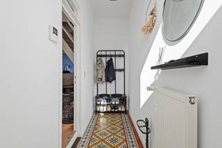 <strong><span>Gezellige gerenoveerde woning met 2 slaapkamers en een charmante tuin in Schoten! </span></strong><br /><br /><span>Deze instapklare woning bevindt zich op loopafstand van het centrum van Schoten. Bij binnenkomst worden we direct gecharmeerd door de authentieke tegelvloer.<br />De inkomhal leidt ons naar de lichtrijke leefruimte voorzien van een mooie parketvloer. Deze ruimte vloeit over in de volledige uitgeruste open keuken, die voorzien is van alle nodige apparatuur.<br /><br />Vanuit de keuken heeft u zicht op de charmante tuin. Dit is een heerlijke plek om te genieten van mooi weer of om een barbecue te organiseren met vrienden en familie. </span><span>Op het gelijkvloers vinden we tevens de badkamer, uitgerust met een ligbad met douchefunctie, een toilet en een enkele wastafel.</span><br /><br /><span>Via de leefruimte gaan we naar de eerste verdieping, waar we twee ruime slaapkamers aantreffen (18 m² / 13,5m²). De grootste slaapkamer beschikt ook nog over een mezzanine, wat extra ruimte met mogelijkheden biedt.</span><br /><br /><span>Tot slot heeft de woning een kelder ter beschikking.</span><br /><br /><span><span>Troeven:</span><br /><span><span><span><span><span><span><span><span><span><span>+ Instapklaar </span></span></span></span></span></span></span></span></span><br /><span><span><span><span><span><span><span><span><span><span>+ Leuke tuin</span></span></span></span></span></span></span></span></span><br /><span><span><span><span><span><span><span><span><span><span>+ Veel lichtinval</span></span></span></span></span></span></span></span></span></span><br /><span><span><span><span><span><span><span><span><span><span>+ EK conform </span></span></span></span></span></span></span></span></span></span><br /><span><span><span><span><span><span><span><span><span><span>+ Charmante woning</span></span></span></span></span></span></span></span></span></span><br /><span><span><span><span><span><span><span><span><span><span>+ Authentieke elementen</span></span></span></span></span></span></span></span></span></span><br /><span><span><span><span><span><span><span><span><span><span>+ Centrale locatie in Schoten</span></span></span></span></span></span></span></span></span></span></span></span></span><br /><br />Heeft u ook interesse in deze toffe woning? Surf dan snel naar www.vbvastgoed.be of bel ons op het nummer 03 337 50 70 voor een afspraak!