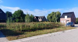 Mooie bouwgrond in prachtige verkaveling te koop!<br /><br />Deze bouwgrond, met een straatbreedte van 23 meter en 30 meter diep, levert een mooie oppervlakte op van 690m². Zoals u ziet op het verkavelingsplan, kan er een woning opgericht worden met een gevelbreedte van maar liefst 14 meter!<br />Verder kan er 10 meter diep gebouwd worden en mag er een koppelelement van 3 meter bij 10 meter geplaatst worden.<br /><br />De bouwgrond ligt in een rustige en zeer mooie verkaveling, voorzien van knappe woningen. Het is zeer rustig en groen wonen, waardoor er geen gebrek is aan genot.<br /><br />Bent u geïnteresseerd?<br />Bel of mail ons via 011 64 55 00 of info@vastgoedfransen.be.