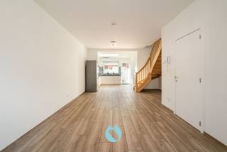 Deze knap gerenoveerde woning is gelegen in een rustige woonwijk vlakbij talloze winkels, openbaar vervoer (tram en bus), UZ Gent en E40/E17/R4,...De...