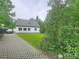 Op zoek naar ruimte, rust en natuur?<br /><br />Dit charmante landhuis, gelegen in een groene en rustige omgeving, beschikt over maar liefst vier ruime slaapkamers en twee badkamers, waardoor het ideaal is voor een gezin of voor wie behoefte heeft aan extra ruimte.<br /><br />De grote tuin rondom het huis is een echte oase, perfect om in te ontspannen, te tuinieren of van de natuur te genieten.<br />De woning is zorgvuldig onderhouden en biedt veel lichtinval, waardoor een warme en gezellige sfeer ontstaat.<br /><br />Kenmerken van de woning:
<ul>
	<li>Ruime woonkamer met veel natuurlijk licht</li>
	<li>Vier slaapkamers, voldoende ruimte voor het hele gezin</li>
	<li>Twee badkamers</li>
	<li>Grote tuin, perfect voor buitenactiviteiten en ontspanning. </li>
	<li>Rijke groene omgeving, ideaal voor wandelaars en natuurliefhebbers</li>
	<li>Ruime en nieuwe oprit en voldoende parkeergelegenheid</li>
</ul>
Dit landhuis combineert het comfort van modern wonen met de charme van de natuur. Bent u op zoek naar een rustige, ruime plek om te wonen?<br />Aarzel dan niet om contact op te nemen voor meer informatie of een bezichtiging!