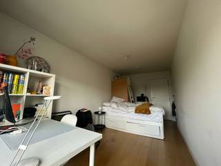 <span><strong>**Academiejaar 2026-2027 - Kamer eigen sanitair en terras in Central Park**</strong></span><br /><br />Welkom in <strong>Central Park</strong>, een residentie gelegen in de Tiensestraat, vlak om de hoek van het Herbert Hooverplein. Met veel plezier bieden we een <strong>bemeubelde kamer</strong> aan op de derde verdieping, gelegen aan de rustige achterzijde van het gebouw en voorzien van een <strong>terras</strong>. Van hieruit geniet je van een prachtig uitzicht op het Stadspark.<br /><br />De residentie beschikt over een <strong>inpandige fietsenstalling</strong> en een ruime, volledig uitgeruste <strong>gemeenschappelijke keuken met leefruimte</strong> en <strong>terras</strong>. De ideale plek om volop te genieten van het studentenleven.<br /><br /><span><strong>Interesse of een bezoek ter plaatse? Contacteer ons via 016 229 228 of verhuur@connect-immo.be</strong></span><br /><br />Beschikbaar vanaf 15 september 2026!<br /><span>Huurprijs: €645 +</span><strong><span> </span>€1.560 vaste kosten op jaarbasis</strong>