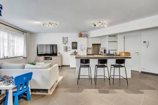 Voor meer info of een bezoek, bel 054 69 39 36 - TOPPER - In het centrum van Denderleeuw bevindt zich dit instapklaar appartement met een...