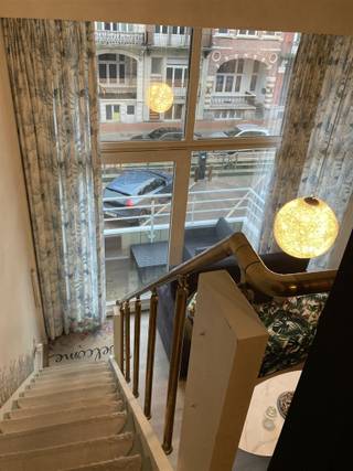 <p><span>Dit stijlvolle duplex-loft-appartement in Blankenberge combineert hedendaags comfort met een frisse kustsfeer. De benedenverdieping verwelkomt met een ruime, lichte living dankzij grote ramen en een open indeling. Een gezellige zithoek met comfortabele bank en fauteuils vormt het middelpunt, terwijl een compacte eethoek en een moderne, functionele keuken alle dagelijkse behoeften verzorgen. Via een warme houten trap met metalen leuning bereik je de mezzanine, die dienstdoet als tweede leefruimte of slaapkamer en zo extra privacy biedt. De slaapkamer biedt voldoende ruimte voor een tweepersoonsbed en royale opbergruimte. De badkamer is strak ingericht met een douche, wastafel en toilet en sluit naadloos aan op de moderne afwerking van het geheel. Het interieur is licht en fris, met lichte vloeren en smaakvolle accenten die een prettige, onderhoudsvriendelijke sfeer creëren. Een zonnig balkon biedt buitenruimte om te ontspannen en te genieten van het buitengevoel. Er is geen garage aanwezig, maar het appartement biedt een compacte en praktische setup die zich uitstekend leent als pied-à-terre, starterswoning of belegging. Gelegen in Blankenberge met gemakkelijke toegang tot winkels, horecazaken en de kustlijn, biedt dit appartement volop comfort, stijl en een aantrekkelijke levenskwaliteit.</span></p><p><span>Meer info Bel/050341.55.50</span></p>