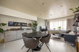 Appartement op centrale locatie te Kapellen. Indeling: inkomhal, vervolgens de leefruimte met nieuwe, open keuken voorzien van alle comfort: inductiekookplaat, dampkap, ingebouwde ijskast en vriezer, vaatwasmachine en spoelbak. Verder zijn er 2 slaapkamers aanwezig. De badkamer is voorzien van een douche, toilet en lavabo. Mooi groot terras. Op het gelijkvloers is er een afzonderlijke berging met aansluiting voor wasmachine. Algemeen: vrij op 01/10/2026 - gemeenschappelijke fietsenstalling aanwezig - vaste kosten zijn 175 EUR/maand inclusief verwarming, water, onderhoud en elektriciteit van de gemene delen - voldoende parkeergelegenheid in de buurt! Wenst u meer informatie en/of een bezichtiging? Stuur een mailtje naar info@vastgoed03.be
