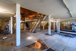 <strong>Op een commerciële toplocatie in de Stationsstraat, op wandelafstand van het station en de Markt, bieden we dit ruime gelijkvloerse handelspand aan.</strong><br /><br />Het pand deed jarenlang dienst als fitness, voordien als discotheek, via de lange gang, is de bar-ruimte met polyvalente zaal bereikbaar. Het pand kan perfect dienst doen als: Showroom, studio, kantoorpraktijk, retail of dienstensector (mits vergunningen waar nodig).<br />Het pand is te renoveren, waardoor je het volledig naar eigen concept en afwerkingsniveau kunt heropbouwen.<br /><br /><strong>Pluspunten</strong><br />- A-ligging: met veel passage, nabij openbaar vervoer en centrumvoorzieningen<br />- Open ruimte<br />- Flexibele bestemming: mogelijkheden voor verschillende handelsactiviteiten (naargelang stedenbouw)<br />- Kans om waarde te creëren: totaalrenovatie maakt moderne technieken en indeling mogelijk<br />- Publieke parkeermogelijkheden in de nabije omgeving (Wijngaardparking, Parking muziekschool, ...)<br /><br /><strong>Indeling (indicatief)</strong><br />Ruime, lange inkomhal met toegang tot sanitaire voorzieningen, voor zowel dames als heren afzonderlijk. <br />Mogelijkheid tot onthaal/balie/bar, open werkvloer of studiozone, behandel- of vergaderruimtes, berging/techniek.<br />Op verdieping is er een kleedkamer voor zowel dames, als heren aanwezig - beiden geïnstalleerd maar op te frissen. <br />Achterliggende functies en technische lokalen kunnen bij renovatie logisch worden ingepast<br /><br /><strong>Technisch & administratief</strong><br />Oppervlakte: 663 m² bruikbare vloeroppervlakte<br />EPC niet-residentieel: label X<br />Nutsvoorzieningen (water/elektriciteit/aardgas/telecom): aanwezig<br /><br /><strong>Bestemming & gebruik</strong><br />Huidige/voormalige uitbating: fitness<br />Potentiële activiteiten: retail, dienstverlening, kantoor/paramedisch, studio/wellness … (steeds onder voorbehoud van toestemming en lokale regelgeving).<br />Koper verifieert vergunningsplicht, brandveiligheid en milieunormen conform de beoogde activiteit.<br /><br />Wens je graag meer info of een bezoek te plannen?<br />Contacteer hello@belistate.be