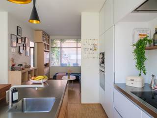 <strong>Gentbrugge - Stijlvol gerenoveerde burgerwoning met drie slaapkamers en stadstuin</strong><br /><br />Deze grondig gerenoveerde burgerwoning, waarbij de renovatie met oog voor esthetiek en detail werd uitgevoerd, bevindt zich in een rustige straat in Gentbrugge, vlak bij de Arsenaalsite en op amper tien minuten fietsen van de Gentse binnenstad.<br /><br />Deze woning (BVO ca.136 m²) wordt gekenmerkt door hoge plafonds, veel natuurlijk licht en een ruimtelijke, open uitstraling. De woning werd grondig gerenoveerd met oog voor hoogwaardige en verfijnde materialen, waaronder een Bulthaup-keuken, bamboeparket, aluminium schrijnwerk en verzorgd maatwerk.<br /><br />De woning telt drie slaapkamers, een ruime badkamer met wasplaats en een gezellige buitenruimte.<br /><br />Dankzij de goede isolatie en zonnepanelen is de woning bijzonder energiezuinig, met een uitstekend EPC-label A.<br /><br /><strong>Samengevat, een instapklare gezinswoning waar esthetiek en energiezuinig wonen perfect in balans staan.</strong><br /><br /><em>Voor bezoeken, mail naar info@carloeggermont.be</em>