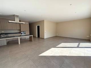 <p><span><span>Dit gelijkvloers appartement in Westerlo is ontworpen met maximale aandacht voor comfort, veiligheid en zelfstandigheid voor rolstoelgebruikers en ouderen. Het volledige appartement is drempelvrij en uitgerust met aangepaste, extra brede schuifdeuren, waardoor verplaatsen tussen de verschillende ruimtes vlot en moeiteloos verloopt.</span></span><br /><br /><span><span>De ruime, lichtrijke leefruimte met open keuken biedt een aangename leefomgeving. De keuken is volledig uitgerust met een kookplaat, combi-oven, vaatwasmachine, koelkast en spoelbak en is praktisch aangepast voor dagelijks gebruik.</span></span><br /><br /><span><span>De badkamer is ruim en functioneel en beschikt over een inloopdouche, toilet en een plafondlift dat extra ondersteuning biedt bij dagelijkse verzorging. De aansluitingen voor wasmachine en droogkast zijn ergonomisch voorzien voor extra gebruiksgemak.</span></span><br /><br /><span><span>Verder beschikt het appartement over twee comfortabele slaapkamers, een aparte technische berging en een aangename buitenruimte met terras, vlot bereikbaar zonder niveauverschillen.</span></span><br /><br /><span><span>Achteraan het gebouw heeft u nog een ruime carport ter beschikking (inbegrepen in de huurprijs).</span></span><br /><br /><span><span>De gemeenschappelijke kosten bedragen slechts 25 euro / maand. Hou zeker rekening met de zeer gunstige EPC waarde (Label A / 63,63 kWh/m²). Geen huisdieren toegelaten volgens reglement interne orde. Beschikbaar vanaf 1 augustus 2026.</span></span><br /><br /><span><strong><u>Maak uw afspraak online via de knop op onze website</u></strong><span>. Voor alle andere vragen kunt u contact opnemen op het nummer 015/151515 of info@dupont-vastgoed.be</span></span></p><p><br /><br /><span><span> </span></span></p>
