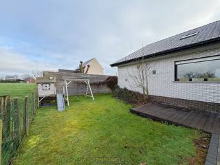 RUIME OPEN BEBOUWING met VOORMALIG KAPSALON, gelegen op een VLOT BEREIKBARE LOCATIE nabij belangrijke INVALSWEGEN zoals de N60 te Maarkedal. Deze eigendom biedt een UITSTEKENDE COMBINATIE van WONEN en WERKEN en kan mits enkele MODERNISERINGEN uitgroeien tot de IDEALE GEZINSWONING, al dan niet in combinatie met een VRIJ BEROEP. Het handelsgedeelte is momenteel ingericht als kapsalon; de inboedel kan in overleg met de eigenaars worden overgenomen. Bovendien werd de woning reeds uitgerust met 15 ZONNEPANELEN en 6 WARMTEPOMPEN, wat bijdraagt aan een ENERGIEZUINIGER GEHEEL. Kortom, een VEELZIJDIGE EIGENDOM met ruimte, potentieel en uitstekende bereikbaarheid, ideaal voor wie wonen en werken wil combineren in het groene Maarkedal.<br />Het privégedeelte van de woning omvat op het gelijkvloers een inkomhal met toegang tot de ruime leefruimte met open haard. Aansluitend bevinden zich de ingerichte keuken en een ruime veranda met aangename lichtinval. Verder vindt u op dit niveau een voormalige badkamer, een vernieuwde badkamer (2023) en een apart toilet. Op de verdieping beschikt de woning over 3 ruime slaapkamers en een bijkomende badkamer. Het handelsgedeelte beschikt over een aparte inkom en een ruim salon, ideaal voor het verderzetten van een zelfstandige activiteit of het creëren van extra woon- of werkruimte. Als extra troef is de woning volledig onderkelderd en beschikt ze over een dubbele garage, wat zorgt voor uitzonderlijk veel opslag- en parkeermogelijkheden. <br />Buitenshuis beschikt de woning over een ruim terras, een knusse tuin en een ruime oprit. <br /><br />Adres: Pontstraat 59 te Maarkedal<br /><br />EPC: 241 kWh/m², G-score en P-score A, Geen renovatieverplichting van toepassing