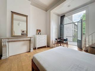 Dit volledig gerenoveerde appartement van ongeveer 76 m² bevindt zich op de tweede verdieping van een prachtig herenhuis en zal u bekoren met...