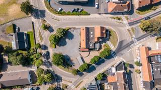 Commercieel top gelegen eigendom met uitzonderlijke zichtbaarheid.<br /><br />Zoekt u een nieuwe ontwikkeling of wilt u een bestaande site nieuw leven inblazen? Deze eigendom biedt een unieke A-locatie: maximale visibiliteit én uitstekende logistieke verbindingen.<br /><br />Gelegen pal op het rondpunt van Westrozebeke, strategisch tussen Roeselare, Ieper en Houthulst, is dit perceel ideaal voor uiteenlopende ondernemingen.<br /><br />Belangrijkste kenmerken<br /><br />Perceel: ca. 1.340 m²<br /><br />Commerciële bebouwing met woonmogelijkheden <br /><br />Gelijkvloers: ca. 235 m²<br /><br />Verdieping: ca. 150 m²<br /><br />Berging: ca. 18 m²<br /><br />Woning: ca. 85 m², voorzien van 3 slaapkamers<br /><br />Buitenruimte: ruime parking met plaats voor ongeveer 30 wagens<br /><br />Troeven<br /><br />Absolute zichtlocatie met vlotte bereikbaarheid<br /><br />Voorzien van zonnepanelen, airco en warmtepompen<br /><br />Geschikt voor diverse commerciële en logistieke activiteiten<br /><br />Interesse?<br />Bent u een ondernemer met groeiplannen? Contacteer ons vandaag nog voor een bezoek en ontdek het potentieel van deze uitzonderlijke site.