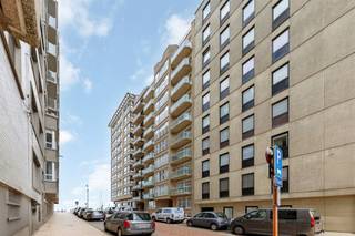 <p><span>In de residentie Westerly vindt u op de 5de verdieping de ruime en lichtrijke studio met zicht naar de jachthaven en de zee.</span></p><p><span>Deze studio blinkt uit door zijn praktische indeling, mooie gevelbreedte en het ruimtelijk gevoel.</span></p><p><span>De leefruimte bestaat uit een gezellig salon, eettafel en de open ingerichte keuken.</span></p><p><span>In de afzonderlijke slaaphoek vinden we een 2-persoonsbed. </span></p><p><span>De slaaphoek kan indien gewenst worden geïntegreerd in de leefruimte. </span></p><p><span>Badkamer met douche, lavabomeubel en toilet.  </span></p><p><span>De studio wordt elektrisch verwarmd, is afgewerkt met pvc-profielen met dubbele beglazing en geniet van een gunstig epc. </span></p><p><span>De residentie beschikt over een gemeenschappelijke fietsenstalling, privatieve kelders en een tweede ingang via de Franchommelaan (jachthaven). </span></p><p><span> </span></p>