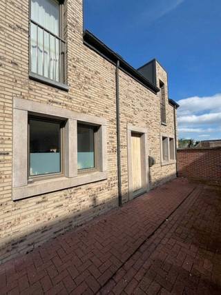 <p><span>In de charmante residentie 'De Smeed', gelegen aan de Dokter Haubenlaan in Maasmechelen, bevindt zich deze instapklare, energiezuinige woning, een absolute topper voor starters of jonge gezinnen die op zoek zijn naar comfort, licht en een centrale ligging.</span></p><p><span>Bij het betreden van de woning kom je in een inkomhal met gastentoilet, die uitgeeft op de lichtrijke leefruimte. Dankzij de grote raampartijen geniet deze ruimte van een overvloed aan natuurlijk licht en geniet je van een aangename, open sfeer. De open keuken is volledig uitgerust met een oven, inductiekookplaat met dampkap, inbouwkoelkast, vaatwasser en spoelbak. Samen met de leefruimte vormt dit het kloppend hart van de woning. Via de schuifpui heb je directe toegang tot het gezellige privatieve tuintje met recent aangelegd terras perfect om te ontspannen of gasten te ontvangen.</span></p><p><span>De woning is afgewerkt met stijlvolle keramische parkettegels en beschikt over vloerverwarming doorheen de volledige woning, wat zorgt voor een optimaal wooncomfort.</span></p><p><span>Op de verdieping bevinden zich twee ruime slaapkamers en een moderne badkamer met inloopdouche, lavabo en toilet. Daarnaast is er nog een zolderverdieping, perfect als extra stockageruimte.</span></p><p><span>Een extra pluspunt is de ondergrondse autostaanplaats met privatieve berging. De parkeergarage is vlot bereikbaar via de achterliggende Priorijstraat, wat zorgt voor extra comfort en gebruiksgemak.</span></p><p><span>Ook technisch zit deze woning helemaal goed: de elektrische installatie is conform (geldig tot januari 2041) en met een EPC-label B woon je hier energiezuinig en zorgeloos.</span></p><p><span>Kortom, een lichtrijke, energiezuinige en perfect afgewerkte woning waar je zo kan intrekken ideaal als starterswoning of slimme investering!</span></p><p><span>Voor meer informatie of een bezoek ter plaatse: contacteer ons via 0484.35.70.31 of diana@jemar.be!</span></p><p><span> </span></p><p><span> </span></p><p><span> </span></p><p><span> </span></p>