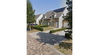 Een rustig gelegen woning (HOB) bestaande uit een woonkamer met open, ingericht keuken, 3 slaapkamers, badkamer, bergplaats, garage, terras, tuin...