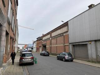 Projectgrond met vergunning voor gemengd project – Fobrux-site,<br /><br />Bent u op zoek naar een strategisch gelegen projectgrond met onmiddellijke ontwikkelingsmogelijkheden? Deze site van circa 2067 m² gekend als Fobrux, de oude metaalgieterij "Fobrux Haren", bevindt zich in het Buda-gebied in Vilvoorde, een stadsontwikkelingszone aan het water die volop in transitie is naar een duurzame en multifunctionele stadswijk.<br /><br />Vergunde projectgrond met architectenplannen voor gemengde invulling:<br />De huidige vergunning voorziet in de ontwikkeling van een combinatie van residentiële units en KMO-ruimtes.<br /><br />Er wordt een gedeeltelijke afbraak van de bestaande site en heropbouw voorzien van:<br />6 KMO-units <br />12 wooneenheden<br /><br />Ligging &amp; bereikbaarheid:<br />De site is uitstekend gelegen in de noordrand van Brussel:<br /><br />Op slechts 2 min. van de Ring (R0) en de A12 richting Brussel/Antwerpen<br /><br />5 min. rijden van station Vilvoorde, met directe treinverbindingen naar Brussel-Noord (10 min), Leuven en Mechelen<br /><br />Bushalte “Vilvoorde Buda” op wandelafstand, met lijnen naar o.a. station Vilvoorde, Zaventem en Grimbergen<br /><br />Nabij de toekomstige tramverbinding Ringtrambus (Brussels Airport ↔ Brussels Expo)<br /><br />Slechts 15 min. van Brussels Airport<br /><br />Onderdeel van de Buda-site:<br />De Fobrux-site maakt deel uit van de bredere Buda-zone, een strategisch herontwikkelingsgebied langs het kanaal,. Deze zone vormt een belangrijk onderdeel in de regionale stadsvernieuwingsplannen van Vilvoorde en Vlaanderen.