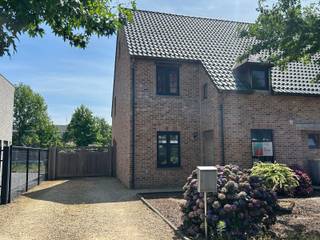 Ben jij op zoek naar een gezellige halfvrijstaande woning in een leuke buurt? Dan hebben wij gevonden wat jij zocht!<br /><br />INDELING:<br />Gelijkvloers:<br />- Inkomhal<br />- Keuken<br />- Eetkamer<br />- Woonkamer<br />- Berging/wasplaats<br />- Apart toilet<br />- Tuin<br />- Terras<br />- Tuinhuis<br /><br />Eerste verdieping:<br />- Slaapkamer 1<br />- Slaapkamer 2<br />- Slaapkamer 3<br />- Badkamer<br />- Apart toilet<br /><br />Tweede verdieping:<br />Zolderverdieping<br /><br />LIGGING:<br />- De woning is gelegen in een jonge buurt in Kaulille. <br />- Scholen, horeca, winkels en het openbaar vervoer bevinden zich op fietsafstand. <br /><br />EXTRA TROEVEN: <br />- De woning is energiezuining.
