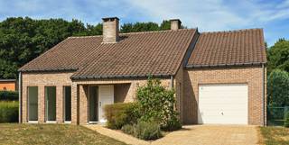 Voor een afspraak bel Kim 0473 72 33 62Gelijkvloerse instapklare woning OB met 3 slaapkamers.Grondoppervlakte 1393 ca. in een doodlopende straat.Deze...