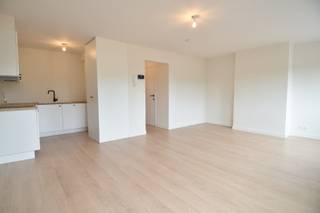 Dit appartement in Kortrijk is volledig vernieuwd en is gelegen nabij belangrijke invalswegen en het centrum van Kortrijk. <br />Ruime inkomhal, lichtrijke leefruimte met aansluitend de open keuken (voorzien van inbouwfrigo, diepvries, keramische kookplaat, vaatwasmachine en oven). <br />Verder zijn er 2 slaapkamers en de badkamer met douche, lavabo en het toilet. <br /><br />Op het gelijkvloers is er nog een gemeenschappelijke fietsenberging inbegrepen. <br /><br />Huurprijs: 775 EUR + 50 EUR syndic of een totaal van 825 EUR/maand<br />Adres: Meensesteenweg 76/21, 8500 Kortrijk<br />Onze referentie: DEV5020