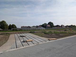 Ontdek onze nieuwste verkaveling in het charmante Heultje bij Westerlo, waar wij prachtige bouwgronden aanbieden voor open bebouwing. De infrastructuurwerken zijn volop aan de gang. <br /><br />De perceelgrootte varieert van 349 m² tot 596 m² en alle bouwgronden worden te koop aangeboden zonder bouwverplichting. Je kan dus vrij kiezen wanneer én met welke bouwpartner(s) je samenwerkt. <br /><br />De nieuwe woonbuurt wordt aangesloten op de straat 'Achterheide tussen de huisnummers in 36 en 38. Deze rustige locatie, midden in het dorpscentrum, is de perfecte plek om jouw droomhuis te bouwen.<br /><br />Geniet van een kindvriendelijke woonomgeving met enkel plaatselijk verkeer, ideaal voor gezinnen die op zoek zijn naar veiligheid en geborgenheid. Mis deze unieke kans niet en contacteer ons voor meer informatie.