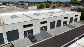 - Nieuwe KMO-units te Ichtegem -<br /><br />In de Industriestraat te Ichtegem transformeert Global Estate Group de voormalige Dupon Biscuits-site – bekend van koekjes voor ijsjes – tot een modern en duurzaam bedrijventerrein.<br /><br />In dit nieuwe KMO-park, *Houtland West*, bieden wij een casco loods van 246 m² te koop aan. De unit beschikt over 2 inbegrepen privéparkeerplaatsen en maakt deel uit van een recent opgeleverd bedrijvenpark met een hedendaagse uitstraling.<br /><br />*Houtland West* is strategisch gelegen in het hart van Ichtegem, vlot bereikbaar via de N33 en op korte afstand van Torhout, Gistel en de E40. Het bedrijventerrein is ideaal voor kleine en middelgrote ondernemingen die op zoek zijn naar een functionele, duurzame en goed bereikbare uitvalsbasis in West-Vlaanderen.<br /><br />Interesse? Neem contact met ons op voor meer info of een bezoek ter plaatse.