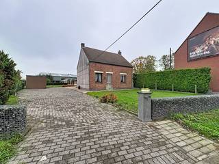 Ben je op zoek naar een eigendom dat je volledig naar eigen smaak kunt vormgeven?<br />Deze woning in Kruibeke biedt mogelijkheden voor wie op zoek is naar een grondige renovatie of de optie tot afbraak en wederopbouw wil onderzoeken.<br /><br />De huidige woning beschikt over een leefruimte, keuken, slaapkamer en badkamer. De bestaande indeling vormt een vertrekpunt voor wie de woning volledig wil vernieuwen en aanpassen aan de eigen wensen en behoeften.<br />Ook buiten is er heel wat ruimte aanwezig. De ruime tuin beschikt over een stalling en een serre, ideaal voor wie graag tuiniert of nood heeft aan extra bergruimte.<br />Vooraan bevindt zich een ruime oprit met een garage en twee autostaanplaatsen, wat zorgt voor voldoende parkeergelegenheid.<br /><br />Houten ramen met dubbel glas, elektrische verwarming en houtkachel.<br />Bron bewoonbare oppervlakte : EPC - certificaat<br />Renovatieverplichting residentiële gebouwen van toepassing. Meer info: https://www.vlaanderen.be/een-huis-of-appartement-kopen/renovatieverplichting-voor-residentiele-gebouwen<br /><br />Een eigendom met heel wat potentieel voor wie op zoek is naar een renovatieproject of de mogelijkheden van afbraak en wederopbouw wil bekijken.<br />Bel ons vandaag voor een bezoek in te plannen, 03/775.78.79.<br />Ben je ook van plan jouw eigendom te verkopen? Maak een afspraak voor een gratis schatting, wij maken er samen een succesverhaal van.<br />
