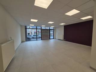 Modern handelspand te huur van 148 m² met perfecte visibiliteit langs drukke invalsweg in centrum Roeselare.<br /><br />Gevelzijde met grote raampartijen op 100 meter van de grote markt te Roeselare.<br /><br />Lichtrijk landschapskantoor met kitchenette en toiletten.<br /><br />Verwarming via warmtenet Roeselare.<br /><br />Wenst u een handelsruimte op een top ligging ?<br />Neem contact via 051 21 11 11 of matias@imfiro.be