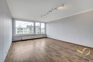 <p>We are pleased to present this fully renovated apartment, located in Ganshoren, Avenue de l’Exposition Universelle 17-19, within a well-maintained 1964 building. Offering 90m² of functional living space, this property combines modern comfort with a pleasant residential setting. The apartment features a bright 27m² living room, a 14m² kitchen, two bedrooms (15m² and 9m²), a bathroom with washing machine connection, and a separate toilet. At the rear, a small 2m² terrace provides a quiet outdoor spot. Electrical installation is not compliant. New collective condensing boiler installed in 2023, reversible air conditioning for year-round comfort, and PVC windows with double glazing. The roof above the apartment has also been renewed. The co-ownership includes 14 apartments. Property tax amounts to €1,400 per year. Monthly charges are approximately €230 (common areas, provision for heating and water). EPC rating: G. The apartment enjoys a sought-after location close to shops, schools, public transport, and major roads. The neighborhood is appreciated for its residential atmosphere, greenery, and easy connection to Brussels city center. IDEAL FOR EVERYBODY</p>