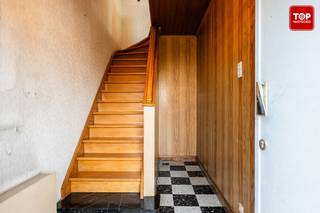 Op zoek naar een woning die je volledig naar eigen smaak kan afwerken?Dan is deze halfopen bebouwing precies wat je zoekt! Gelegen op een aangename...