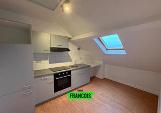 Appartement te huur op de Torhoutsesteenweg dicht bij allerlei winkels en ook het stadscentrum bereikt u met de fiets op slechts 5 minuten!Het...