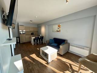 Gemeubeld appartement gelegen in Holiday Suite op de Zeedijk in Blankenberge. Dit appartement biedt een centrale locatie op wandelafstand van het centrum, het station, het casino en de jachthaven. Een zorgeloze investering waarbij het beheer wordt verzorgd door een professioneel team. U deelt mee in de exploitatieopbrengsten die elke drie maanden worden uitbetaald. En als u zelf wilt genieten van uw appartement, is dat zeker mogelijk volgens een afgesproken formule.<br /><br />Het appartement is als volgt ingedeeld: een inkomhal met woonkamer, een open keuken en een terras, een slaapkamer met een tweepersoonsbed, een slaapkamer met een stapelbed en een badkamer met wastafel, toilet en douche. Enkel mogelijk als tweede verblijf of investering, geen domicilieadres mogelijk. Mooi rendement!<br /><br />Voor meer informatie of een bezoek ter plaatse aarzel niet en bel Gaëlle op het nummer 0479 17 17 17<br />