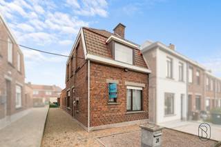 Halfopen bebouwing met garage en tuin! Deze woning (bouwjaar 1930) beschikt over centrale verwarming op gas, 3 slaapkamers en uitbreidingsmogelijkheid op zolder.<br /><br />INDELING: inkomhal, woonkamer, keuken met eethoek, badkamer en apart toilet. Op de eerste verdieping bevinden zich 2 slaapkamers en een bergruimte met toegang tot de zolder. De zolder is geïsoleerd en biedt de mogelijkheid tot het creëren van extra kamer(s). Buiten is er een buitenberging/wasplaats, een garage en een tuin. De woning is toegankelijk via zowel de voor- als achterzijde en beschikt over een garage. Bovendien kan er voor en achter de woning ook makkelijk geparkeerd worden.<br /><br />Voor wie is dit pand ideaal?<br />♦ Voor starters of koppels die een degelijke woning zoeken met groeimogelijkheden.<br />♦ Voor gezinnen die in een rustige buurt willen wonen maar dichtbij het centrum.<br /><br />Te koop via Immo Beguin, jouw vastgoedexpert sinds 2009. Met kantoren in Ronse, Waregem, Kortrijk, Deinze, Doornik en Lessines.<br />✉️ info@immobeguin.be<br />* Dit zoekertje omvat enkele AI-gegenereerde visualisaties.