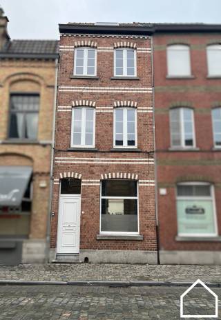 Deze recent volledig gerenoveerde woning biedt een praktische indeling, moderne afwerking en alle comfort voor wie op zoek is naar een...