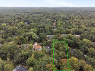 Op een absolute toplocatie, in een residentiële villawijk te midden van groen en rust, bieden wij u deze prachtige bouwgrond aan.Met een royale...