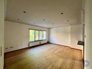 Informatie appartementStijlvol gerenoveerd 2-slaapkamer appartement (ca. 85 m²) met ruime garage op toplocatie in Antwerpen. Dit volledig opgefriste...