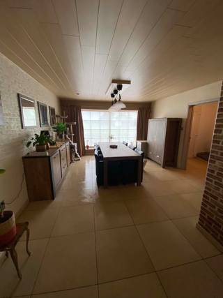 Op zoek naar een mooie, halfopen bebouwing met aangrenzende oprit en garage? Dan is deze woning iets voor u. Het huis is gebouwd in 1959, met een totale oppervlakte van 655 vierkante meter. Dit inclusief een mooie tuin die zich achteraan de woning bevindt. <br /><br />De woning lokaliseert zich aan een centrale weg, op 8 minuten van centrum Zele. Er bevinden zich diverse winkels als scholen in de directe omgeving. Oprit E17 bevindt zich op 10 min rijden. <br /><br />We stappen binnen in de inkomhal waar we rechts van ons een deur naar de benedenverdieping terugvinden. <br />Via deze deur komen in de eetplaats terecht. Aansluitend aan de eetplaats bevindt zich de ruime woonkamer. De eetplaats en woonkamer wordt deels gescheiden door een kachel, die zichtbaar is zowel vanuit de eetplaats als in de woonkamer. Als we doorstappen naar achter, komen we in de gezellige keuken terecht, die uitzicht biedt op de leuke, onderhoudsvriendelijke tuin. Deze bevindt zich in het noordoosten, waardoor u ’s morgens op het terras van een lekker ontbijt in het ochtendzonnetje kan genieten.<br /><br />Achteraan de woning bevindt zich ook een lichtrijke veranda, die als een extra zitplekje kan ingericht worden. Vanuit de veranda heb je toegang tot de oprit van de woning en de tuin. Op de benedenverdieping vinden we ook de ruime badkamer met ligbad, grote douche en dubbele wasbak terug, alsook een apart toilet. De woning beschikt over een handige bergplaats, waar ook de aansluiting voor wasmachine en droogkast geïnstalleerd zijn. <br /><br />We gaan via de inkomhal door naar de eerste verdieping waar we drie slaapkamers terugvinden, waarvan er momenteel eentje dienst doet als bureau, alsook een tweede toilet.<br /><br />De tweede verdieping bestaat uit een ruime zolder, bereikbaar via bureau. Deze werd ook reeds geïsoleerd. <br /> <br />Er is in de garage plaats voor een wagen en fiets of andere voertuigen. <br /><br />Interesse? neem gerust contact op. 0474/39.93.70 of via mail.