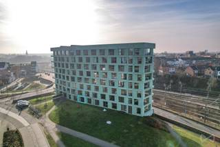 <p>Ontdek deze instapklare studentenkamer van 20 m² op de gelijkvloers van Residentie Woods. Deze toplocatie combineert comfort en bereikbaarheid, op wandelafstand van het station van Leuven en met een vlotte busverbinding.<br /><br />De kamer is modern uitgerust met een bureau, een opklapbaar dubbel bed, ingebouwde kasten en privé-sanitair (wc, lavabo en douche). Perfect voor studenten die hun eigen plekje zoeken met alle voorzieningen binnen handbereik.<br /><br />Elke verdieping beschikt over een gezamenlijke, moderne keuken met een prachtig zicht op het Belle Vue park. <span>Daarnaast is er directe toegang tot een gemeenschappelijk terras waar men tot rust kan komen. Bovendien beschikt het gelijkvloers over een ruime gemeenschappelijke leefruimte die ideaal is om te ontspannen.</span><br /><br />Deze eigendom is niet alleen ideaal voor eigen gebruik, maar ook een uitstekende kans voor investeerders dankzij de centrale ligging en de blijvende vraag naar kwalitatieve studentenkamers in Leuven.<br /><br />Contacteer ons vandaag nog voor meer informatie of een bezoek!</p>