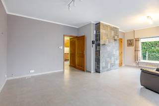 <p><span>Op te frissen woning met tuin nabij de dorpskern!</span></p><p><span>Deze woning is gelegen nabij de bruisende dorpskern, vlot bereikbaar, zowel met openbaar vervoer als met de wagen!</span></p><p><span>De woning werd gebouwd eind de jaren '60. EPC D, geen renovatieplicht!</span></p><p><span>De locatie is zeker een troef!</span></p><p><span>Op het gelijkvloers bevinden zich de inkomhal, de ruime en lichtrijke woonkamer, ingerichte keuken, vernieuwde badkamer met douche en wastafel, een berging en veranda.</span></p><p><span>Op de eerste verdieping zijn er 3 slaapkamers en een apart toilet. Verder is er nog een ruime zolder, die ingericht kan worden als extra kamer, en een kelder.</span></p><p><span>Er is dubbel glas aanwezig en centrale verwarming op stookolie.</span></p><p><span>Bent u ook gecharmeerd door deze woning? Neem contact op om uw bezoek te plannen. </span></p><p><span>EPC 391, uc 3728570; Si in aanvraag; G-score A, P-score D.</span></p>