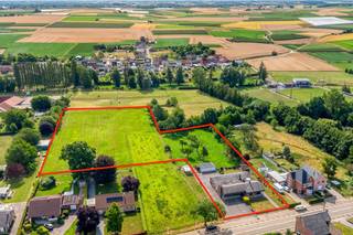 Uniek geheel op bijna 1,5 hectare met een woongedeelte van ruim 200m² alles gelijkvloers, een polyvalente ruimte van 70m² (oorspronkelijk electricteitswinkel nadien appartement kan dienstdoen voor inwonende ouder(s) of als kantoor aan huis) en 3 vergunde garageboxen die perfect kunnen dienstdoen voor het stallen van paarden en 45m² kelders voor opslag. Kortom een pand met zeer veel mogelijkheden en zeker met de aanliggende weides een uniek geheel voor het houden van paarden aan de privaatwoning! Contacteer ons om de mogelijkheden van dit geheel te verkennen!