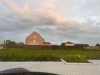 Ontdek deze bouwgrond in Handzame, deelgemeente van Kortemark. Je woont er nabij het centrum, in de buurt van winkels (supermarkt op 300 m), scholen (basisschool op 350 m) en openbaar vervoer (bushalte op 900 m). Dit zuid gericht perceel geniet van een weids uitzicht over de velden en weiden.
De grootte van dit villaperceel, 874 m² en de ruime stedenbouwkundige voorschriften (1 of 2 bouwlagen, vlak of hellend dak) bieden tal van mogelijkheden. Hier bouwen we jouw nieuwe, energiezuinige woning volledig op maat, tegen een vaste prijs.
Contacteer me gerust en ontdek alle mogelijkheden!