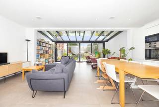 <p>In de directe nabijheid van de wijk Hoogveld en haar groene ruimtes nodigt deze duplex u uit om het tempo te vertragen… terwijl u geniet van een uitstekende EPC-score A, een garantie voor energiezuinig en comfortabel wonen, met gemeenschappelijke kosten van ongeveer €100/maand.</p>
<p>Vanaf de inkomhal valt meteen het gevoel van ruimte en licht op. De open en gezellige leefruimte sluit naadloos aan op een prachtige tuin van ±225 m²: een zeldzame luxe in de stad, ideaal voor lange zomeravonden, spelende kinderen of gezellige brunches met vrienden. De volledig uitgeruste open keuken vormt het hart van de woning, een echte plek om samen te leven en te genieten.</p>
<p>Op de verdieping vindt iedereen zijn eigen plek. Drie comfortabele slaapkamers, waarvan één met dressing, twee badkamers voor extra comfort in de ochtend, en afwerkingen die het dagelijkse leven aangenaam maken.</p>
<p>Gebouwd in 2019, biedt dit kleinschalige gebouw rust en sereniteit, met lage lasten. Moderne voorzieningen (vloerverwarming, ventilatiesysteem D, videofoon, automatische screens, ingebouwde kasten…) zorgen voor extra wooncomfort en optimale energieprestaties.</p>
<p>Een zeldzame woonomgeving in een wijk in volle ontwikkeling, dicht bij buurtwinkels, scholen, openbaar vervoer en grote invalswegen, waar u het beste van de stad combineert met een groene en rustige leefomgeving.</p>
<p>Een plek die u moet voelen. Te ontdekken.</p>
<p><span>Gelijkvloers</span> :</p>
<ul>
<li>Inkomhal met tegelvloer - Gastentoilet - Ruime leefruimte met tegelvloer - Open, volledig uitgeruste keuken (inductiekookplaat 5 zones, dampkap met filters, microgolfoven, oven, koelkast met vriesvak) - Tuin met terras van ±225 m²</li>
</ul>
<p><span>1ste verdieping</span> :</p>
<ul>
<li>Nachthal met toilet - Master bedroom van ±13 m² – laminaat - Dressing van ±5 m² – laminaat - Badkamer van ±7 m² (bad, dubbele wastafel, handdoekdroger)</li>
<li>Slaapkamer 2: ±12 m² &amp; Slaapkamer 3: ±16 m² – laminaat - Douchekamer van ±4 m² – betegeld (douchecabine, wastafel, toilet) - Technische ruimte/wasruimte: ±5 m²</li>
</ul>
<p>Kelder : ±5 m² (privatief gebruik)<br />Het netto kadastraal inkomen bedraagt € 2.135 en er zijn 5 zonnepanelen geïnstalleerd op het dak van het privé-gedeelte van de duplex.<br />Autostaanplaats inbegrepen (voor een kleine wagen) en mogelijkheid om een tweede parkeerplaats te kopen (+ 23.000 €)<br />Beschikbaar op 31/10/2026</p>