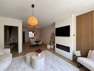 Op zoek naar een luxueuze en instapklare gezinswoning met vier slaapkamers, twee badkamers en alle comfort?<br /><br />Deze stijlvolle woning combineert ruimte, elegantie en hedendaags wooncomfort op een uitstekende locatie. Dankzij de hoogwaardige afwerking, de doordachte indeling en de ruime leefoppervlakte vormt deze eigendom een unieke opportuniteit voor wie op zoek is naar exclusief wonen.<br /><br />Bij het betreden van de woning komt u terecht op het gelijkvloers, waar zich een ruime garage bevindt, aangevuld met een afzonderlijk gastentoilet. Verder beschikt deze verdieping over een praktische wasruimte met douchevoorziening en toegang tot de gezellige koer, waar u in alle rust kunt genieten van aangename momenten in openlucht.<br /><br />Op de eerste verdieping bevindt zich de royale en lichtrijke leefruimte, waar grote raampartijen zorgen voor een aangename lichtinval en een gevoel van ruimte. Aansluitend vindt u de stijlvolle, volledig uitgeruste keuken, die perfect aansluit bij het hoogwaardige karakter van de woning en voorzien is van alle hedendaagse comfort.<br /><br />De tweede verdieping omvat drie volwaardige slaapkamers en een luxueuze badkamer, uitgerust met een elegant ligbad en kwalitatieve afwerking, waardoor deze ruimte uitgroeit tot een echte ontspanningsplek.<br /><br />Op de bovenste verdieping bevindt zich de ruime vierde slaapkamer, die zich perfect leent als master bedroom. Daarnaast beschikt deze verdieping over een tweede badkamer met douche, wat zorgt voor extra comfort en privacy voor bewoners en gasten.<br /><br />Vooraan de woning bevindt zich bovendien een private oprit, waardoor u steeds beschikt over extra parkeergelegenheid naast de garage.<br /><br />Deze uitzonderlijke woning weet luxe, ruimte en functionaliteit perfect te combineren en biedt een unieke woonervaring voor wie geen compromissen wenst te sluiten op vlak van comfort en kwaliteit.<br /><br />Om het hoogwaardige en instapklare karakter van deze woning te behouden, geldt een verplichte overname van de aanwezige meubelen, huisraad en toestellen voor een bedrag van € 11.600. De woning wordt daardoor volledig uitgerust aangeboden, zodat u onmiddellijk kunt genieten van alle comfort en voorzieningen.<br /><br />Aarzel niet en plan vandaag nog uw bezoek!<br /><br />Onmiddellijk beschikbaar.<br /><br />