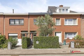 Deze gerenoveerde woning is instapklaar en energiezuinig (laag EPC). In 2022 werden een nieuw dak en 8 zonnepanelen geplaatst.Het gelijkvloers...