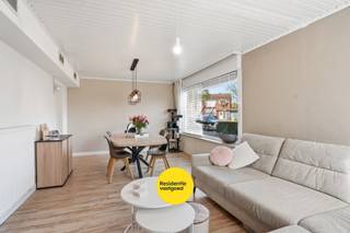 In het centrum van Loppem, gelegen in een rustige woonwijk, vindt u deze halfopen bebouwing op een perceel van 195 m². De woning biedt een praktische indeling met op het gelijkvloers een inkomhal, apart toilet, lichtrijke leefruimte en een ruime keuken met zicht op de tuin. Aansluitend bevindt zich een garage met wasvoorzieningen en toegang tot de kelder.<br />Op de eerste verdieping beschikt de woning over drie slaapkamers en een functionele badkamer. De zolder biedt bijkomende opbergruimte en is geïsoleerd. De westgerichte tuin wordt nog verder aangelegd en vormt een aangename buitenruimte met terras, ideaal om te genieten van de namiddag- en avondzon.<br />De woning is voorzien van centrale verwarming op aardgas, deels vernieuwd schrijnwerk met dubbele beglazing en dakisolatie. Met een EPC-label D is er geen renovatieplicht.<br />Bijkomend worden nog enkele werken uitgevoerd, waaronder de afwerking van de tuin, het terras en de verdere isolatie van de garage. Kortom, een betaalbare woning met potentieel op een centrale maar rustige ligging.<br />EPC: 334 kWh/m² (Vg, Wg, Gmo, Gvkr, Gvv) Ref. OU28747
