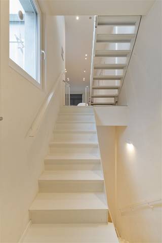 <p>Deze ruime en instapklare woning in de Kairostraat in Oostende biedt u comfortabel en praktisch wonen, verspreid over meerdere niveaus. Dankzij de doordachte indeling, overvloedige lichtinval en twee zonnige terrassen is dit de ideale woning voor wie op zoek is naar ruimte, privacy en een centrale ligging.</p><p> </p><p>Bij het betreden van de woning komt u binnen in een verzorgde inkomhal met ingebouwde bergruimte. Op het gelijkvloers bevindt zich een eerste slaapkamer met eigen badkamer (douche en toilet), ideaal als logeerkamer of voor inwonende kinderen. Achteraan vindt u nog een extra ruimte die perfect kan dienen als bureau of extra berging.</p><p> </p><p>Op de eerste verdieping ligt de gezellige leefkeuken met eetruimte, afgewerkt met een parketvloer voor een warme uitstraling. Hier geniet u van een balkon aan de voorzijde en een eerste terras aan de achterzijde. Op de tussenverdieping is een praktische wasruimte voorzien.</p><p> </p><p>De tweede verdieping herbergt de lichtrijke living met hoge ramen en een sfeervolle gas open haard, een plek waar het heerlijk vertoeven is. Op deze verdieping vindt u ook een gastentoilet.</p><p> </p><p>Op de derde verdieping bevinden zich twee volwaardige slaapkamers en een moderne badkamer, uitgerust met regendouche, toilet en lavabomeubel. Ook hier geniet u van een tweede, zonnig terras.</p><p><br />De woning is rustig gelegen in de Kairostraat, op een steenworp van het bruisende stadsleven van Oostende. Scholen, winkels, openbaar vervoer en ontspanningsmogelijkheden bevinden zich op wandel- of fietsafstand. Dankzij de nabijheid van belangrijke invalswegen bent u bovendien vlot verbonden met de rest van de stad en de kust.</p><p> </p><p><strong>TROEVEN</strong></p><p>+ Instapklare woning met 3 slaapkamers en 2 badkamers</p><p>+ Twee zonnige terrassen en balkon</p><p>+ Sfeervolle living met gas open haard en veel lichtinval</p><p>+ Praktische indeling met extra bureau- of bergruimte</p><p>+ Gunstige ligging nabij centrum, scholen en openbaar vervoer</p><p>+ Momenteel verhuurd, interessant als investering</p>