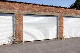 Bent u op zoek naar een garagebox voor uw auto of net naar een ruime plaats om materiaal in op te bergen? Zoekt u een leuke investering om te verhuren? Dan stellen wij graag deze garagebox (nr. 57) aan u voor!<br /><br />Bovengronds gelegen in een afgesloten garagecomplex (automatische poort vooraan) met rolluikpoort. Momenteel is de garagebox verhuurd.<br /><br />Afmetingen: 6,50m x 3,18m (poort: 1,79m x 2,75m).<br /><br />Voor meer informatie of een bezichtiging kan u One vastgoed steeds bereiken op volgend nummer 03 360 85 30.