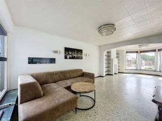 <p>Welkom in deze bijzonder ruime woning, centraal gelegen en voorzien van heel wat mogelijkheden. De woning beschikt over meerdere volwaardige verdiepingen, ruime leefruimtes en maar liefst 4 slaapkamers, met de mogelijkheid om bijkomende kamers of functionele ruimtes te creëren.</p><p>Op de benedenverdieping bevindt zich een zeer ruime garage/opslagruimte, geschikt voor meerdere wagens, stockage, hobbyruimte of eventueel een combinatie van wonen en werken. Dit maakt het pand bijzonder interessant voor wie op zoek is naar extra ruimte of praktische mogelijkheden aan huis.</p><p>De woning omvat onder meer een lichtrijke leefruimte, ruime keuken, meerdere badkamers, slaapkamers en een grote zolderverdieping die nog verder kan worden ingericht naar eigen wens. Dankzij de aanwezige 36 zonnepanelen beschikt de woning bovendien over een belangrijke energetische troef.</p><p>Hoewel de woning op bepaalde plaatsen opfrissing of verdere afwerking kan gebruiken, biedt ze vooral uitzonderlijk veel volume en potentieel.</p><p>Bent u op zoek naar een ruime woning met garage, opslagmogelijkheden en uitbreidingspotentieel? Dan is dit pand zeker een bezoek waard.<br /> </p><p>Voor meer info of een bezoek mail naar info@property-vastgoed.be</p>