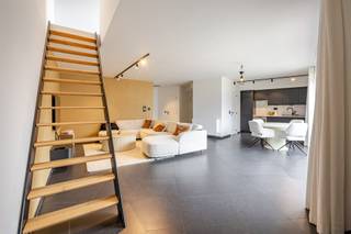 Op zoek naar een instapklaar appartement met veel lichtinval én uitzonderlijk veel buitenruimte? Dit moderne appartement combineert comfort, ruimte en een uitstekende ligging in het centrum van Wachtebeke. Winkels, horeca en ontspanningsmogelijkheden bevinden zich op wandelafstand.Het appartement bevindt zich op de tweede verdieping en is bereikbaar via lift of trap. Vanuit de inkomhal bereikt u de ruime en lichtrijke leefruimte, waar de grote raampartijen en hoge plafonds zorgen voor een aangenaam ruimtegevoel. Vanuit de leefruimte heeft u toegang tot een eerste terras.Aansluitend bevindt zich de moderne keuken gecombineerd met een praktische berging. Verder beschikt het appartement over twee ruime slaapkamers, die beide toegang bieden tot een tweede terras. Eén slaapkamer beschikt bovendien over een eigen douche. Airconditioning is aanwezig.De badkamer is uitgerust met een inloopdouche, dubbele lavabo en toilet.De absolute troef is het ruime zonneterras, dat rechtstreeks vanuit de leefruimte bereikbaar is via een trap. Dit is de ideale plek om te genieten van zonnige dagen.Troeven:• 3 terrassen• Ruime en lichtrijke leefruimte• Groot zonneterras• 2 ruime slaapkamers• 2 badkamers/doucheruimtes• Moderne keuken met ingebouwde toestellen• Airconditioning• Energiezuinig en instapklaar• Lift aanwezig• Ondergrondse staanplaats inbegrepen• Centrum WachtebekeInteresse? Contacteer Kasper Maes via 0470 50 98 57 of kasper.maes@immo-zone.be.
