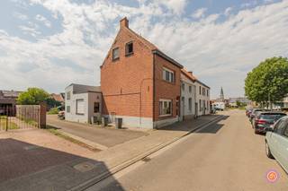 Vandaag nemen we jullie mee naar deze te renoveren halfopen bebouwing op een absolute toplocatie in het centrum van Puurs. De eigendom bevindt zich op wandelafstand van alle nodige faciliteiten, zoals scholen, winkels, en openbaar vervoer.<br /><br />We komen binnen via een inkomhal die toegang geeft tot de gezellige leefruimte. Aansluitend bevindt zich de keuken met toegang tot de bergruimte en gastentoilet. Boven de bergruimte bevindt er zich tevens een zolderruimte die dienst doet als extra opbergruimte.<br /><br />De trap in de leefruimte geeft toegang tot de nachthal op de eerste verdieping waar zich twee slaapkamers en de badkamer met douche in bad, lavabo en toilet bevinden.<br />Verder beschikt de woning over een ruime zolder die te bereiken is via een vaste trap. Deze doet dienst als derde slaapkamer.<br /><br />De woning beschikt over een garage, parkeren vormt dus geen probleem.<br />Verder zijn er overal rolluiken voorzien.<br /><br />De kelder kan je betreden via de deur in de leefruimte en zorgt voor extra opbergruimte.<br /><br />Heb je interesse in deze te renoveren halfopen bebouwing?<br />Neem gerust contact op via roy@julimmo.be of 0498 62 74 71.